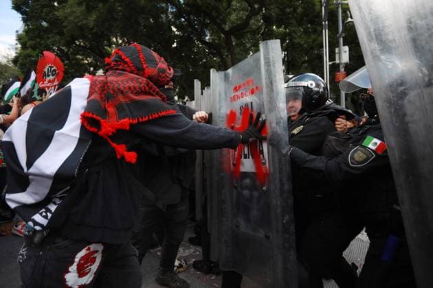 Pro-Palestinian demonstration in Mexico City MEXICO CITY, MEXICO - AUGUST 17: Demonstrators clash with the police during a rally in support of Gaza, at Reforma Avenue, in Mexico City, Mexico on August 17, 2025. Hundreds of people gathered to take part in a demonstration in support of Gaza, demanding free access for the humanitarian aid and food to the people in Gaza. Daniel Cardenas Anadolu Mexico City Mexico. Editorial use only. Please get in touch for any other usage.  Copyright: x2025xAnadoluxDanielxCardenasx