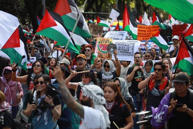 Pro-Palestinian demonstration in Mexico City MEXICO CITY, MEXICO - AUGUST 17: Pro-Palestinian demonstrators hold flags and banners during a rally in support of Gaza, at Reforma Avenue, in Mexico City, Mexico on August 17, 2025. Hundreds of people gathered to take part in a demonstration in support of Gaza, demanding free access for the humanitarian aid and food to the people in Gaza. Daniel Cardenas Anadolu Mexico City Mexico. Editorial use only. Please get in touch for any other usage.  Copyright: x2025xAnadoluxDanielxCardenasx