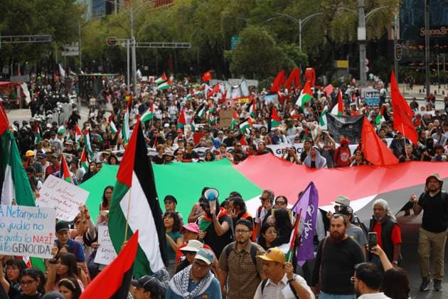 Pro-Palestinian demonstration in Mexico City MEXICO CITY, MEXICO - AUGUST 17: Pro-Palestinian demonstrators hold flags and banners during a rally in support of Gaza, at Reforma Avenue, in Mexico City, Mexico on August 17, 2025. Hundreds of people gathered to take part in a demonstration in support of Gaza, demanding free access for the humanitarian aid and food to the people in Gaza. Daniel Cardenas Anadolu Mexico City Mexico. Editorial use only. Please get in touch for any other usage.  Copyright: x2025xAnadoluxDanielxCardenasx