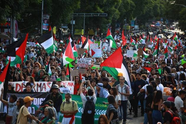 Pro-Palestinian demonstration in Mexico City MEXICO CITY, MEXICO - AUGUST 17: Pro-Palestinian demonstrators hold flags and banners during a rally in support of Gaza, at Reforma Avenue, in Mexico City, Mexico on August 17, 2025. Hundreds of people gathered to take part in a demonstration in support of Gaza, demanding free access for the humanitarian aid and food to the people in Gaza. Daniel Cardenas Anadolu Mexico City Mexico. Editorial use only. Please get in touch for any other usage.  Copyright: x2025xAnadoluxDanielxCardenasx