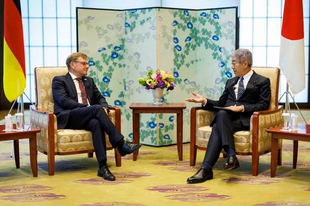 Johann Wadephul (CDU), Bundesaussenminister, wird von Takeshi Iwaya, Aussenminister von Japan, im Gaestehaus des Aussenministeriums, Iikura Hause, empfangen. Berlin, 18.08.2025. Fotografiert im Auftrag des Auswaertigen Amtes Berlin Deutschland *** Johann Wadephul CDU , Federal Foreign Minister, is received by Takeshi Iwaya, Foreign Minister of Japan, in the guest house of the Ministry of Foreign Affairs, Iikura House, Berlin, 18 08 2025 Photographed on behalf of the Federal Foreign Office Berlin Germany Copyright: xThomasxImo AAx