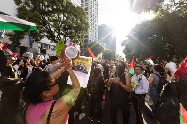 August 17, 2025, Mexico City, Mexico: The Mexico for Palestine march, convened by the Interuniversity and Popular Assembly, began at the Angel of Independence and headed toward the Chamber of Deputies to highlight the violence in Gaza and the West Bank and demand the severance of diplomatic and economic relations with Israel. During the event, clashes broke out between protesters and the police. Mexico City Mexico - ZUMAl178 20250817_znp_l178_022 Copyright: xCristianxLeyvax