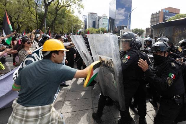 August 17, 2025, Mexico City, Mexico: The Mexico for Palestine march, convened by the Interuniversity and Popular Assembly, began at the Angel of Independence and headed toward the Chamber of Deputies to highlight the violence in Gaza and the West Bank and demand the severance of diplomatic and economic relations with Israel. During the event, clashes broke out between protesters and the police. Mexico City Mexico - ZUMAl178 20250817_znp_l178_029 Copyright: xCristianxLeyvax