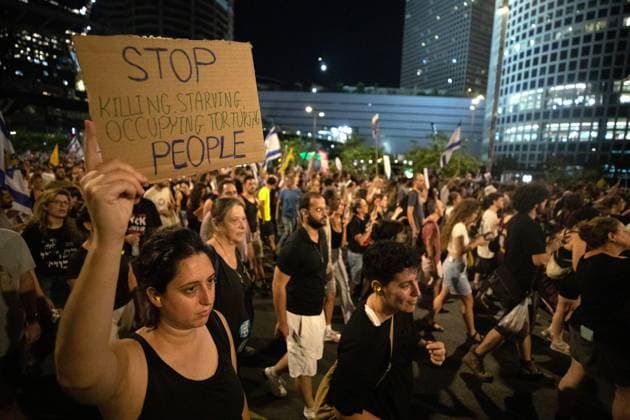 (250818) -- BEIJING, Aug. 18, 2025 -- People take part in a rally in Tel Aviv, Israel, Aug. 17, 2025. Tens of thousands of Israelis demonstrated on Sunday, demanding that Prime Minister Benjamin Netanyahu secure a deal with Hamas to end the Gaza war and release the remaining hostages. ) XINHUA PHOTOS OF THE DAY ChenxJunqing 