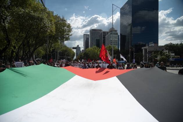 Hundreds of people join during the Mexico x Gaza rally at to demand stop genocide and the entry food and medicine into the Gaza Strip, as well as the severance of diplomatic relations between the Mexican government and Israel at Reforma Avenue. on August 17, 2025 in Mexico City, Mexico. Mexico City Mexico - ZUMAe321 20250817_zia_e321_004 Copyright: xMarcoxGonzalezx