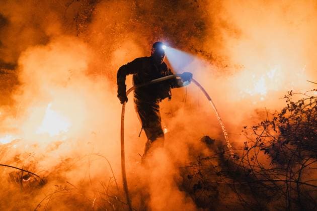 Firefighting efforts continue in Spain s Galicia RIBADAVIA, OURENSE, GALICIA, SPAIN - AUGUST 18: A forest brigadier uses a hose to extinguish flames during a wildfire in Ribadavia, Ourense, Galicia, Spain on August 18, 2025. Pedro Pascual Anadolu Galicia Spain. Editorial use only. Please get in touch for any other usage.  Copyright: x2025xAnadoluxPedroxPascualx