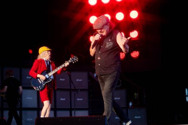 Karlsruhe, AC DC - PWR UP TOUR 2025, 17.08.2025 Leadsaenger Brian Johnson (vordergrund) und Angus Young *** Karlsruhe, AC DC PWR UP TOUR 2025, 17 08 2025 Lead singer Brian Johnson foreground and Angus Young