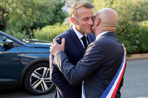 Emmanuel Macron, Francois Arizzi French President Emmanuel Macron greets the mayor of Bormes les Mimosas Francois Arizzi a ceremony marking the 81st anniversary of the liberation of Bormes les Mimosas during World War II, in Bormes les Mimosas, Southern France, on August 17, 2025 President Emmanuel Macron greets Bormes les Mimosas mayor Francois Arizzi at a ceremony marking the 81st anniversary of the liberation of Bormes les Mimosas during World War II on Sunday, August 17, 2025 ALAINROBERT 1Y8A7816 Credit Alain ROBERT SIPA 2508180753 Alain Robert Pool Bestimage Bormes les Mimosas France  Copyright: xAlainxRobert Pool BestimagexAlainxRobert Pool Bestimagex