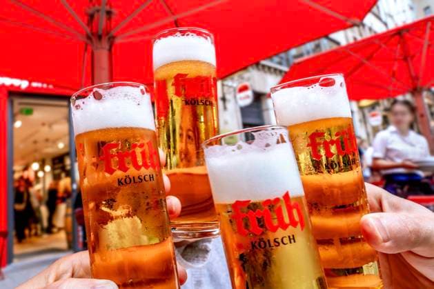 Eine Runde Kölsch, Gäste prosten sich mit ihren Gläsern zu, früh Kölsch, Köln, August 2025 Deutschland, Köln, August 2025, Gäste prosten sich mit einer Runde Kölsch zu, frisches Bier im Brauhaus Früh am Dom, vier Gläser Kölsch, Gastronomie, Samstagabend, Sommer, NRW, Nordrhein-Westfalen *** A round of Kölsch, guests toast each other with their glasses, early Kölsch, Cologne, August 2025 Germany, Cologne, August 2025, guests toast each other with a round of Kölsch, fresh beer at Brauhaus Früh am Dom, four glasses of Kölsch, gastronomy, Saturday evening, summer, NRW, North Rhine-Westphalia