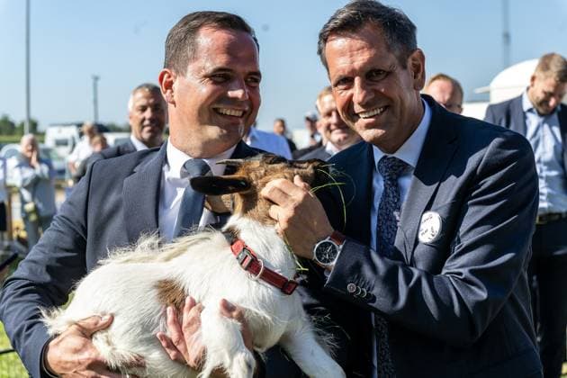 GER, Olaf Karsten Lies (Ministerpräsident von Niedersachsen und Vorsitzender der SPD Niedersachsen) - Festredner beim 727. Vechtaer Stoppelmarkt. 18.08.2025, Westerheide, Vechta, GER, Olaf Karsten Lies (Ministerpräsident von Niedersachsen und Vorsitzender der SPD Niedersachsen) - Festredner beim 727. Vechtaer Stoppelmarkt., Bei einem Rundgang über den Stoppelmarkt am Montag morgen mit Bürgermeister Kristian Kater und Festredner Olaf Karsten Lies (Ministerpräsident von Niedersachsen und Vorsitzender der SPD Niedersachsen); gab es auch eine Fahrt im Karussell sowie ein Gang über die zum erstmal stattfinden Tierschau auf der angestammten Pferde- und Viehmarkt Wiese. Den Tierhandel gibt es nicht mehr. Im Anschluss gab es vom Festredn nordphoto GmbHxKokenge nph00001