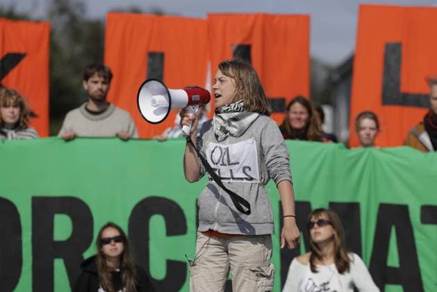 Extinction Rebellion aksjonerer ved Mongstad Mongstad 20250818. Klimaaktivist Greta Thunberg taler til aktivister fra Extinction Rebellion som aksjonerer ved Equinors oljeraffineri pa Mongstad. Foto: Paul S. Amundsen NTB Mongstad Norge DwoQoVuiVrQ EDITORIAL USE ONLY Ref:_BNCDwoQoVuiVrQ.jpg *** Extinction Rebellion taking action at Mongstad Mongstad 20250818 Climate activist Greta Thunberg speaks to Extinction Rebellion activists taking action at Equinors Mongstad oil refinery Photo Paul S Amundsen NTB Mongstad Norway DwoQoVuiVrQ EDITORIAL USE ONLY Ref BNCDwoQoVuiVrQ jpg  Copyright: xPaulxS.xAmundsenx xNTBx