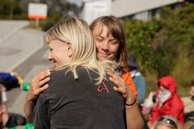 Extinction Rebellion aksjonerer ved Mongstad Mongstad 20250818. Artisten Aurora Aksnes far en klem av klimaaktivist Greta Thunberg etter en konsert for aktivister fra Extinction Rebellion som aksjonerer ved Equinors oljeraffineri pa Mongstad. Foto: Paul S. Amundsen NTB Mongstad Norge VSDeZlhCSCA EDITORIAL USE ONLY Ref:_BNCVSDeZlhCSCA.jpg *** Extinction Rebellion taking action at Mongstad Mongstad 20250818 Artist Aurora Aksnes gets a hug from climate activist Greta Thunberg after a concert for Extinction Rebellion activists taking action at Equinors oil refinery at Mongstad Photo Paul S Amundsen NTB Mongstad Norway VSDeZlhCSCA EDITORIAL USE ONLY Ref BNCVSDeZlhCSCA jpg  Copyright: xPaulxS.xAmundsenx xNTBx