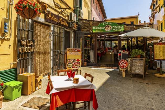 Typische Trattoria und Pizzeria in der Altstadt von Portoferraio, Insel Elba, Nationalpark Toskanischer Archipel, Toskana, Italien Typical trattoria and pizzeria in the historic centre of Portoferraio, Elba Island, Tuscan Archipelago National Park, Tuscany, Italy Copyright: imageBROKER KarlheinzxIrlmeier iblkhi14637338.jpg