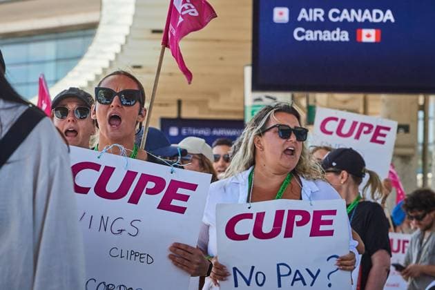 August 18, 2025, Toronto, On, Canada: Air Canada flight attendants on strike picket at Pearson International Airport in Toronto, on Monday, Aug. 18, 2025. Toronto Canada  - ZUMAc35_ 20250818_zaf_c35_033 Copyright: xSammyxKoganx