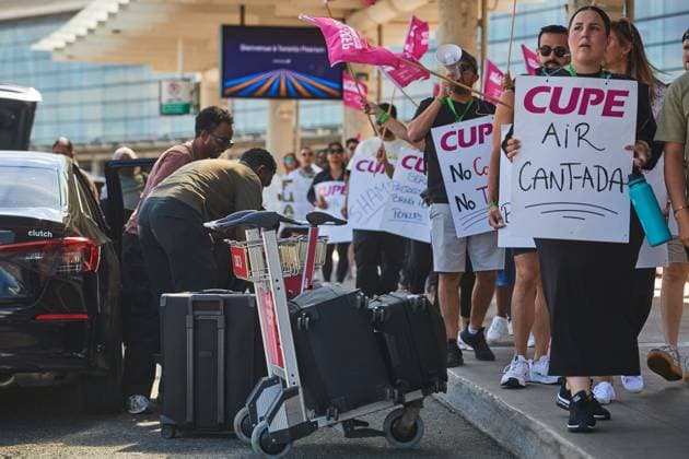 August 18, 2025, Toronto, On, Canada: Travellers pass Air Canada flight attendants on strike at Pearson International Airport in Toronto, on Monday, Aug. 18, 2025. Toronto Canada  - ZUMAc35_ 20250818_zaf_c35_043 Copyright: xSammyxKoganx