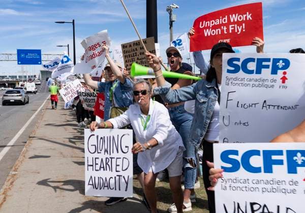 August 18, 2025, Dorval, Pq, CANADA: Air Canada flight attendants and supporters picket outside Montreal-Pierre Elliott Trudeau International Airport in Dorval, Que., on Monday, Aug. 18, 2025. Dorval CANADA  - ZUMAc35_ 20250818_zaf_c35_049 Copyright: xChristinnexMuschix