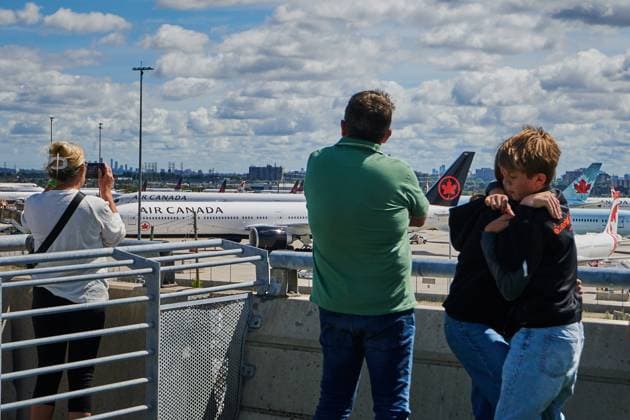 August 18, 2025, Toronto, On, Canada: Travellers look out over grounded Air Canada planes as flight attendants picket at Pearson International Airport in Toronto, on Monday, Aug. 18, 2025. Toronto Canada  - ZUMAc35_ 20250818_zaf_c35_063 Copyright: xSammyxKoganx