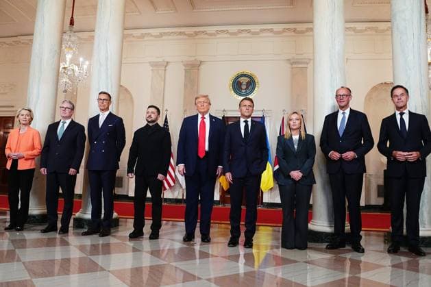 From left to right: President Ursula von der Leyen of the European Commission, UK Prime Minister Keir Starmer, Finland s President Alexander Stubb, President Volodymyr Zelenskyy of Ukraine, President Donald Trump, French President Emmanuel Macron, Italian Prime Minister Giorgia Meloni, German Chancellor Friedrich Merz and NATO Secretary General Mark Rutte pose for a family photo at the White House in Washington, DC, on Monday, August 18, 2025. The leaders are meeting to discuss ways to end the three-year war between Russia and Ukraine.  WAX20250818976 AaronxSchwartz