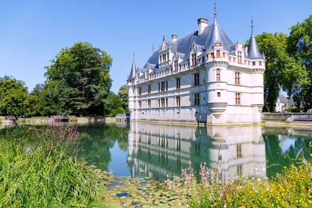 Wasserschloss Chateau d Azay-le-Rideau mit Wasserspiegelung in Azay.le-Ridaeu, Tal der Loire, Indre-et-Loire, Frankreich *** Moated castle Chateau D Azay Le Rideau with Wasserspiegelung in Azay Le Ridaeu, Valley the Loire, Indre Et Loire, France