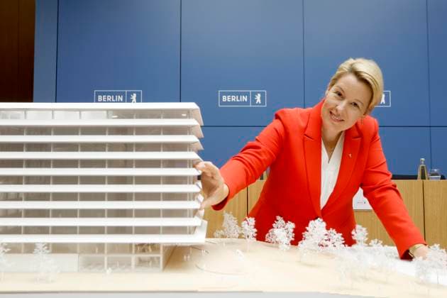 19.08.2024, Franziska Giffey, Wirtschaftssenatorin, am Modell des Gruendungsinkubator für Gen- und Zelltherapie, Auf dem Gelände der Bayer AG am Berliner Nordhafen entsteht ein hochmodernes Translationszentrum für Gen- und Zelltherapien, Pressekonferenz nach der Sitzung des Berliner Senat, PK im Roten Rathaus in Berlin, Senatspressekonferenz, Berlin Deutschland, Germany *** 19 08 2024, Franziska Giffey, Senator for Economic Affairs, at the model of the start-up incubator for gene and cell therapy, A state-of-the-art translational center for gene and cell therapies is being built on the Bayer AG site at Berlins Nordhafen, Press conference after the meeting of the Berlin Senate, PK in the Red City Hall in Berlin, Senate press conference,