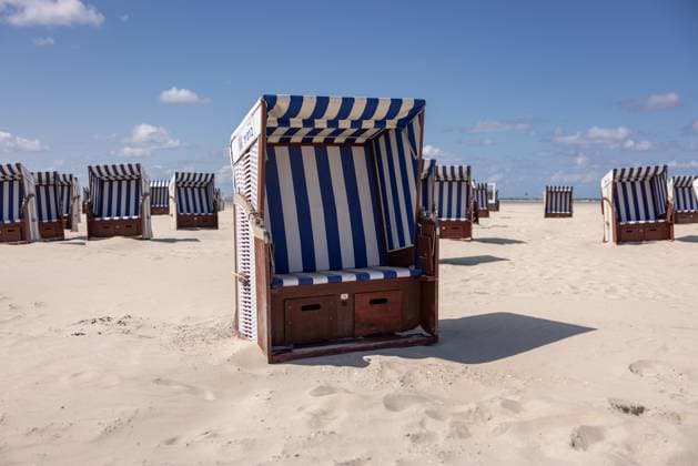 Norderney. 14 AUG 2025. Urlaub an der Nordseeküste. Strandkörbe am Strandbad Oase. OSTFRIESLAND. Ostfriesische Inseln. *** Norderney 14 AUG 2025 Vacation on the North Sea coast Beach chairs at the lido Oase OSTFRIESLAND East Frisian Islands Copyright: JanisMEYER Priller&MAUG JMY2X2254X