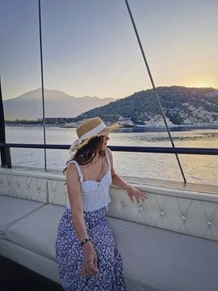 Junge Frau Tourist trägt Strohhut, Segeln auf einem Boot Blick auf die Kiris Resort Küste in der Türkei. Frau genießt die Aussicht beim Segeln auf dem tiefblauen Mittelmeer Young woman tourist wearing straw hat, sailing on a boat gazing out the Kiris resort coastline in Turkey. Female enjoying the views as cruising on the deep blue Mediterranean Sea Copyright: imageBROKER PsychoShadow ibxaiu14627535.jpg ,model released, Symbolfoto ,property released