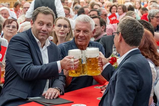 Dachau Politischer Dienstag auf dem Dachauer Volksfest, 19.08.2025. Lars Klingbeil (Vizekanzler und Finanzminister der Bundesrepublik Deutschland, Bundesvorsitzender der SPD) stoesst mit einem Masskrug an mit Michael Schrodi (Bundestagsabgeordneter der SPD fuer Dachau und Fuerstenfeldbruck, Parlamentarischer Staatssekretaer des Bundesminister der Finanzen, MdB) rechts und Dieter Reiter (SPD - Oberbuergermeister der Stadt Muenchen) daneben Politischer Dienstag auf dem Dachauer Volksfest, 19.08.2025. *** Dachau Political Tuesday at the Dachau folk festival, 19 08 2025 Lars Klingbeil Vice Chancellor and Finance Minister of the Federal Republic of Germany, Federal Chairman of the SPD toasts with a mug with Michael Schrodi Member of the Bunde Copyright: xEibner-Pressefoto FranzxFeinerx EP_HFR
