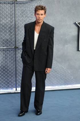 . 19 08 2025. London, United Kingdom. Zoe Kravitz Austin Butler arriving at the Caught Stealing premiere in London.  xStephenxLockx xi-Imagesx IIM-26160-0002