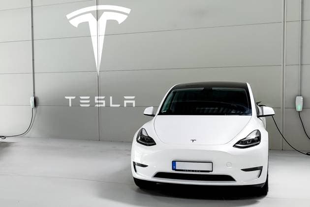 Ein Tesla Elektroauto beim Aufladen in einer modernen Halle Symbol für Elektromobilität, Innovation und nachhaltige Zukunft. Saubere Energie und Technologie prägen die nächste Generation der Mobilität.