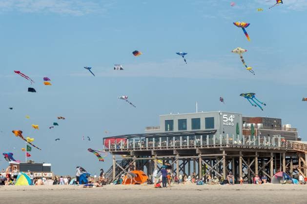 Sommer 2025 - Drachenfest Sankt Peter-Ording 09.08.202: Drachenpiloten präsentieren unter anderem selbstgefertigte Modelle am Strand von St. Peter-Ording. Vom 08. bis 10. August 2025 findet auf dem Eventgelände vom Ordinger Strand das Drachenfest mit überdimensionale Drachen, Lenkdrachen, Unikate und Figuren aus beliebten Trickfilmen und Comics statt. Schleswig-Holstein