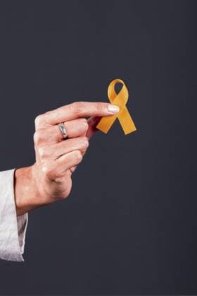 Die Hand einer Frau hält eine orangefarbene Schleife. Symbol für Leukämie, Nierenkrebs und das Bewusstsein für rassistische Toleranz Woman s hand holding a orange ribbon. symbol of leukemia, kidney cancer, and racial tolerance awareness Copyright: imageBROKER ValeriaxVenezia ibxvve14653630.jpg