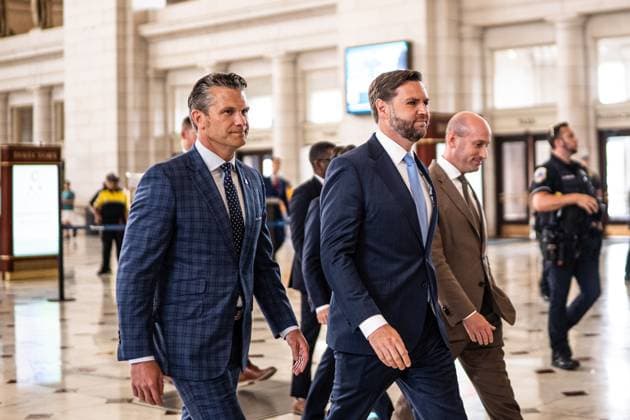August 20, 2025, Washington, District Of Columbia, USA: JD VANCE and PETE HEGSETH visited National Guard troops at the Shake Shack in Union Station, Washington, D.C. During their stop, the two were met with heckling from bystanders and protesters. Washington USA - ZUMAt162 20250820_znp_t162_026 Copyright: xNataschaxTahabsemx