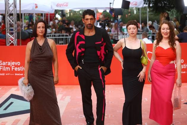 Sarajevo, Bosnia and Herzegovina, 200825. Croatian actor Slavko Sobin and director Thea Gajic with the crew of the film Surviving Earth on the red carpet of 31st Sarajevo Film Festival, 6th day. Photo: Antonio Balic CROPIX Copyright: xxAntonioxBalicx xCROPIXx sff_sesti_dan40-200825