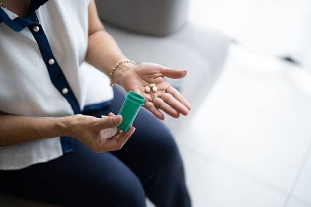 Alte ältere asiatische Frau hält Flasche Medizin Pillen pharmazeutische Gesundheitsversorgung Behandlung Konzept Alte ältere asiatische Frau hält Flasche Medizin Pillen pharmazeutische Gesundheitsversorgung Behandlung Konzept (License=RF) ,model released, Symbolfoto Copyright: xZoonar.com SirijitxJongcharoenkulchaix 23830480 ,model released, Symbolfoto ,property released