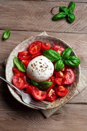 Tomatensalat mit Stracciatella-Käse Tomatensalat mit Stracciatella-Käse (License=RF) Copyright: xZoonar.com OksanaxBratanovax 23832846