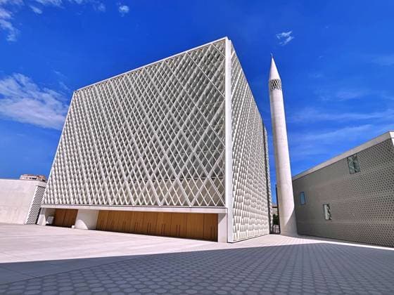 Creative Highlights World Moderne Architektur eines islamischen religiösen Kulturzentrums in Ljubljana, Slowenien, Europa 15.07.2025. Travel to Europe during summer on holiday, Ljubljana. Modern archiecture of islamic religious cultural centre in Ljubljana, Slovenia, Europe (License=RF) Copyright: xZoonar.com byxAlesankoxRodriguezx 23839850