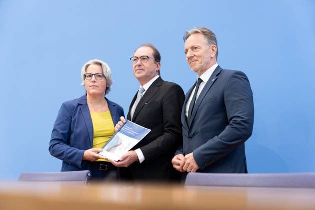 Bundespressekonferenz, Bundeslagebild Sexualdelikte Bundespressekonferenz, Bundeslagebild Sexualdelikte zum Nachteil von Kindern und Jugendlichen 2024, Bundesinnenminister Alexander Dobrindt, Holger Münch, Präsident Bundeskriminalamt, BKA, Kerstin Claus, Bundesbeauftragte gegen sexuellen Missbrauch von Kindern und Jugendlichen Berlin Berlin GER *** Federal Press Conference, Federal Report on Sexual Offenses Federal Press Conference, Federal Report on Sexual Offenses against Children and Adolescents 2024, Federal Minister of the Interior Alexander Dobrindt, Holger Münch, President of the Federal Criminal Police Office, BKA, Kerstin Claus, Federal Commissioner against Sexual Abuse of Children and Adolescents Berlin Berlin GER