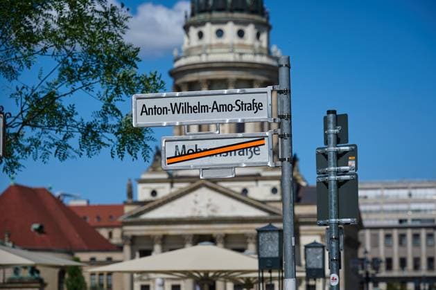 Berlin, Umbenennung der Mohrenstraße in die Anton-Wilhelm-Amo-Straße Austausch der Strassenschilder nach der Umbenennung der Mohrenstrasse in Berlin-Mitte in Anton-Wilhelm-Amo-Strasse (Foto vom 21.08.2025). Die Mohrenstrasse war seit Langem Gegenstand gesellschaftlicher Debatten. Der Begriff Mohr wird von vielen Menschen als rassistisch und diskriminierend wahrgenommen. Besonders afrodeutsche und afrodiasporische Verbaende und Organisationen haben sich jahrzehntelang fuer eine Umbenennung eingesetzt. Im August 2020 entschied die Bezirksverordnetenversammlung Mitte von Berlin, die Strasse in Anton-Wilhelm-Amo-Strasse umzubenennen. Mit der neuen Benennung ehrt der Bezirk Mitte von Berlin einen historischen Gelehrten, der fuer Bildung und Aufklaerung steht. Anton Wilhelm Amo war der erste bekannte schwarze Ph Copyright: epd-bild ChristianxDitsch D25D0821UmbenennungMohrenstrasse130607