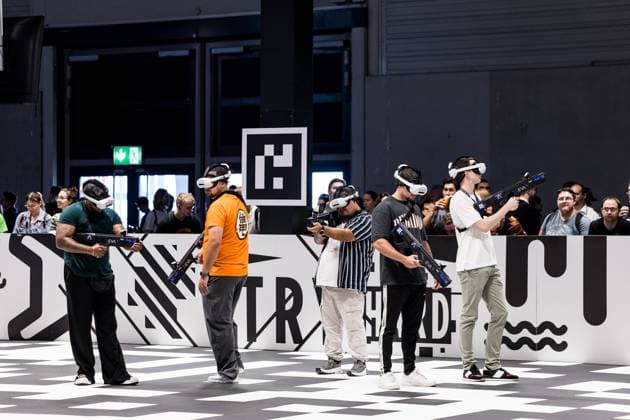 Gamescom 2025; 21.08.2025 EVA eSports Virtual Arena auf der Gamescom - Besucher spielen mit VR Brillen im Team gegeneinander Gamescom 2025, Köln, Kölnmesse, 21.08.2025 Köln Kölnmesse NRW Deutschland *** Gamescom 2025 21 08 2025 EVA eSports Virtual Arena at Gamescom Visitors play against each other with VR goggles Gamescom 2025, Cologne, Kölnmesse, 21 08 2025 Cologne Kölnmesse NRW Germany Copyright: xStephaniexWunderlx