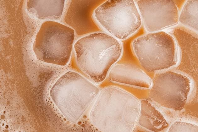 IMAGO Creative, Food, Trend, Iced Coffee Close-up of iced cold brew coffee with ice cubes A detailed top-down view of iced cold brew coffee, showcasing ice cubes floating in the brew. The light brown coffee contrasts against the clarity of the ice, suggesting refreshment. Model Released MarinaMos_ID30595_1034926_006 Copyright: xMarinaxMosx
