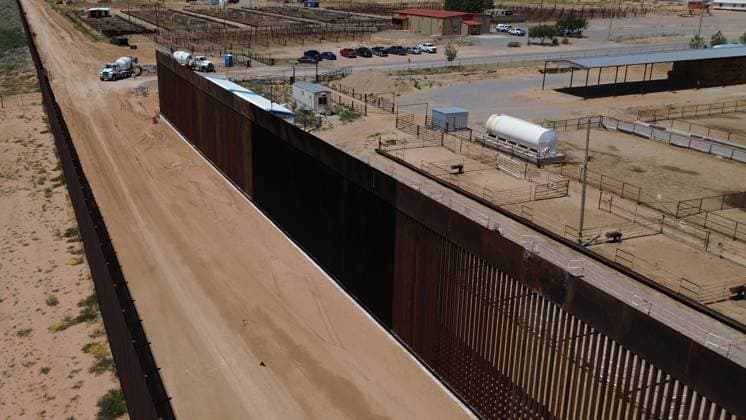 Construction of the new border wall between Santa Teresa and Ciudad Juarez CIUDAD JUAREZ , MEXICO - AUGUST 21: An aerial view of the new border wall, built nearly 400 meters between Santa Teresa and Ciudad Juarez, began to be painted black on the orders of President Donald Trump, in Ciudad Juarez, Mexico on 21 August, 2025. The Republican s goal is to make climbing the wall more difficult for migrants seeking to cross the border, and When something is painted black, it gets hotter, said Secretary of Homeland Security Kristi Noem during her visit to the area where she herself began painting part of the steel bars. The 9.14-meter (30-foot) high wall, which began construction on July 15 between the Mexican and U.S. Cattle Unions, functions a Copyright: x2025xAnadoluxChristianxTorresx