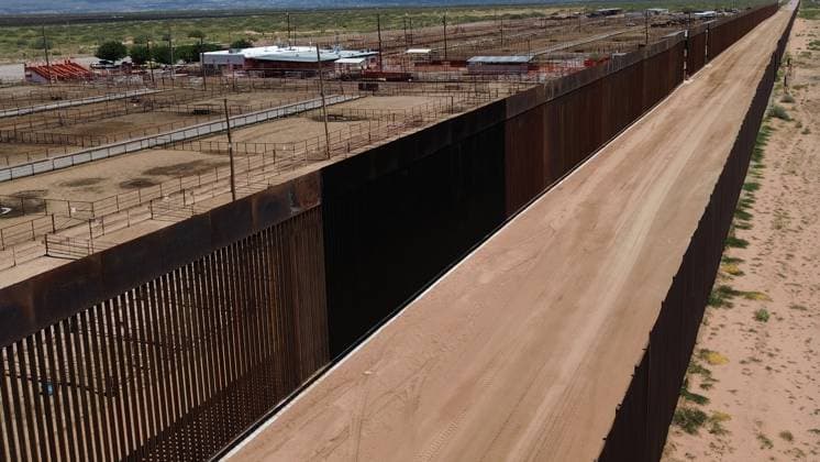 Construction of the new border wall between Santa Teresa and Ciudad Juarez CIUDAD JUAREZ , MEXICO - AUGUST 21: An aerial view of the new border wall, built nearly 400 meters between Santa Teresa and Ciudad Juarez, began to be painted black on the orders of President Donald Trump, in Ciudad Juarez, Mexico on 21 August, 2025. The Republican s goal is to make climbing the wall more difficult for migrants seeking to cross the border, and When something is painted black, it gets hotter, said Secretary of Homeland Security Kristi Noem during her visit to the area where she herself began painting part of the steel bars. The 9.14-meter (30-foot) high wall, which began construction on July 15 between the Mexican and U.S. Cattle Unions, functions a Copyright: x2025xAnadoluxChristianxTorresx