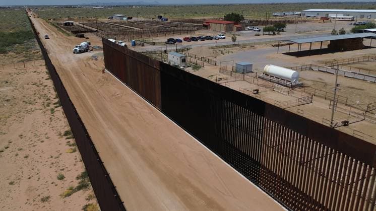 Construction of the new border wall between Santa Teresa and Ciudad Juarez CIUDAD JUAREZ , MEXICO - AUGUST 21: An aerial view of the new border wall, built nearly 400 meters between Santa Teresa and Ciudad Juarez, began to be painted black on the orders of President Donald Trump, in Ciudad Juarez, Mexico on 21 August, 2025. The Republican s goal is to make climbing the wall more difficult for migrants seeking to cross the border, and When something is painted black, it gets hotter, said Secretary of Homeland Security Kristi Noem during her visit to the area where she herself began painting part of the steel bars. The 9.14-meter (30-foot) high wall, which began construction on July 15 between the Mexican and U.S. Cattle Unions, functions a Copyright: x2025xAnadoluxChristianxTorresx