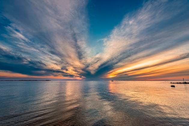 Sonnenunter- oder aufgang über dem norddeutschen Wattenmeer bei Flut oder Hochwasser am Strand von Utersum auf der Insel Föhr Sonnenunter- oder aufgang über dem norddeutschen Wattenmeer bei Flut oder Hochwasser am Strand von Utersum auf der Insel Föhr (License=RF) Copyright: xZoonar.com FrankxWagnerx 23847888