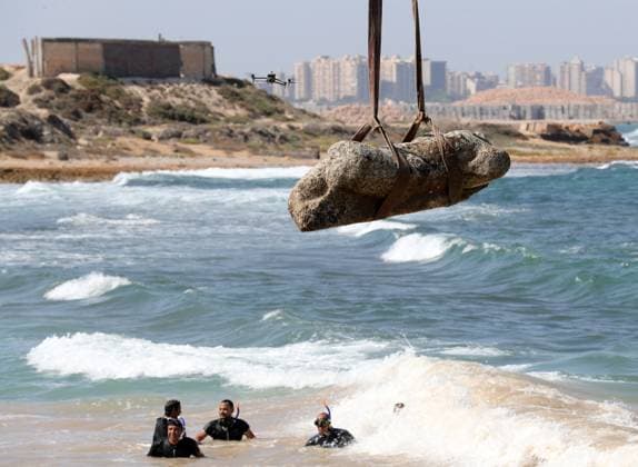 (250821) -- ALEXANDRIA, Aug. 21, 2025 -- An artifact is recovered from the Mediterranean Sea at Abu Qir Bay in Alexandria, Egypt, on Aug. 21, 2025. The Egyptian Ministry of Tourism and Antiquities on Thursday successfully retrieved three massive artifacts from the Mediterranean Sea off Abu Qir Bay in Alexandria governorate. ) EGYPT-ALEXANDRIA-MEDITERRANEAN SEA-ARCHAEOLOGICAL FINDS-RETRIEVAL SuixXiankai 