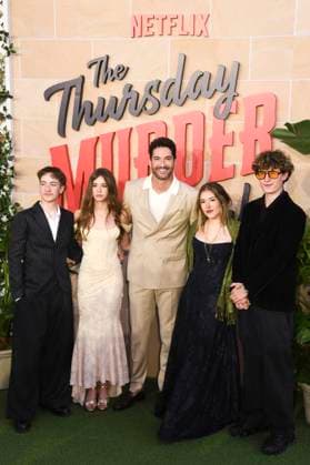 Tom Ellis mit Begleitung bei der Premiere des Netflix Films The Thursday Murder Club im Cineworld Leicester Square. London, 21.08.2025