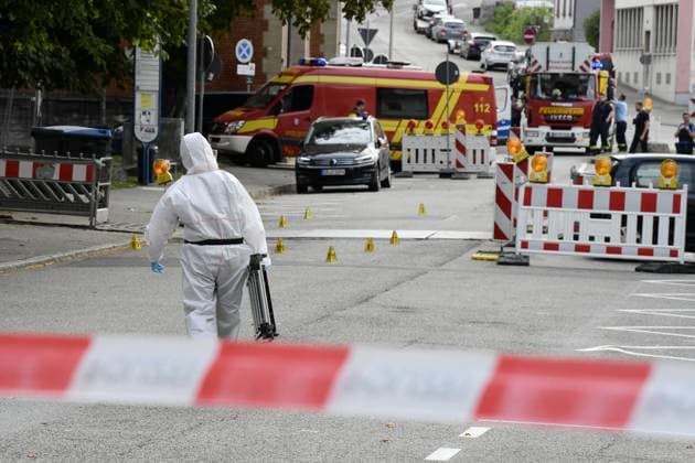 Nach dem Polizistenmord am Donnerstag in Völklingen, wo ein 18jähriger nach einem Handgemenge einen Polizisten der Polizeiinspektion Völklingen mit dessen Dienstwaffe erschossen hat, laufen am Freitag (22.8.2025) die Arbeiten der Spurensicherung. Der 18jährige hatte zuvor eine Tankstelle überfallen, an der Polizeidienststelle wurden erste Blumen niedergelegt. Die Polizei arbeitet in der Innenstadt, die noch teilweise abgesperrt ist. *** After the police murder on Thursday in Völklingen, where an 18-year-old shot a police officer from the Völklingen police station with his service weapon after a scuffle, forensic work is underway on Friday 22 8 2025 The 18-year-old had previously robbed a petrol station, the first flowers were laid at the bub
