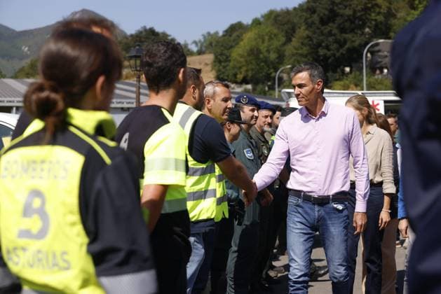 Sánchez visits the areas affected by the fires in Degana Asturias The President of the Government, Pedro Sánchez, accompanied by the President of the Principality of Asturias, Adrián Barbón, during a visit to the Advanced Command Post of the Somiedo and Cangas del Narcea fires, on August 22, 2025, in Degana, Asturias Espana Sánchez has traveled to Asturias to see on the ground the evolution of the Degana forest fire and during his visit he has met with the heads of the emergency and coordination devices This is the fourth community affected by the fires that he has visited after having been in Galicia, Castilla y León and Extremadura in recent days 22 AUGUST 2025 Espana  Copyright: xImanolxRimadax 6911400