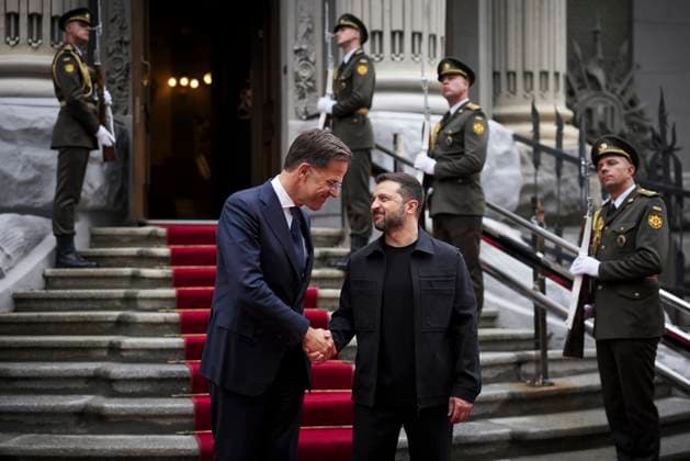 August 22, 2025, Kyiv, Ukraine: Ukrainian President Volodymyr Zelenskyy, right, shakes hands with NATO Secretary General Mark Rutte, left, on arrival for bilateral meetings at the Mariinsky Palace, August 22, 2025 in Kyiv, Ukraine. Rutte made a surprise visit to discuss next steps in peace talks. Kyiv Ukraine - ZUMAp138 20250822_zaa_p138_023 Copyright: xUkrainexPresidency UkrainianxPrex