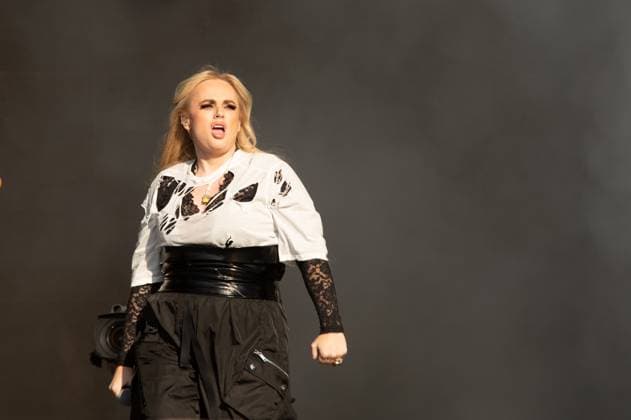 Actress Rebel Wilson makes an appearance on the main stage at Reading Festival with The Kooks and sings a cover of Gangsta Paradise to the stunned audience.  Copyright: xCRISTINAxMASSEIx xipa-agency.netx xx IPA_Agency_IPA62975056